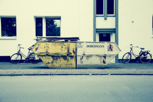 container vor einem haus